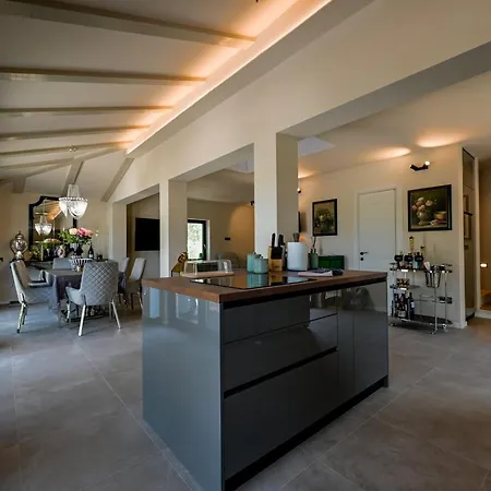 Radiant And Secluded With Pool