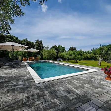 Villa Radiant And Secluded With Pool