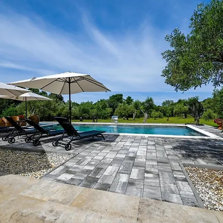 Villa Radiant And Secluded With Pool Rovinj
