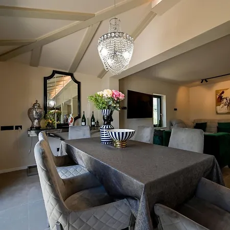 Radiant And Secluded With Pool *