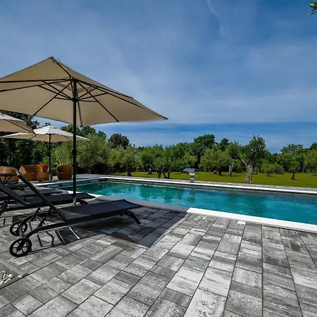 Radiant And Secluded With Pool Villa