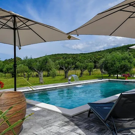 Villa Radiant And Secluded With Pool