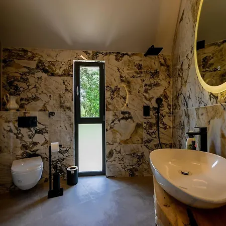 Villa Radiant And Secluded With Pool *