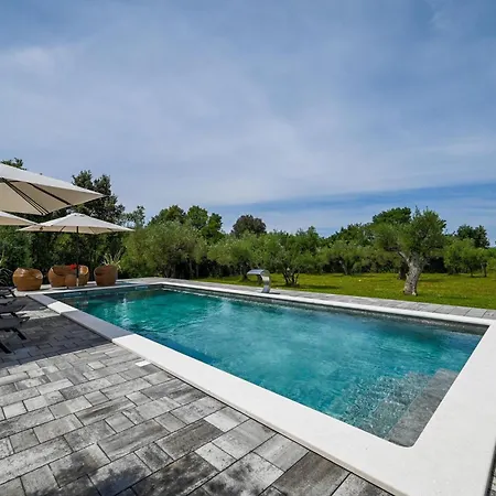 Villa Radiant And Secluded With Pool Rovinj