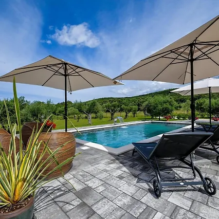 Radiant And Secluded With Pool *