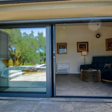 Radiant And Secluded With Pool *