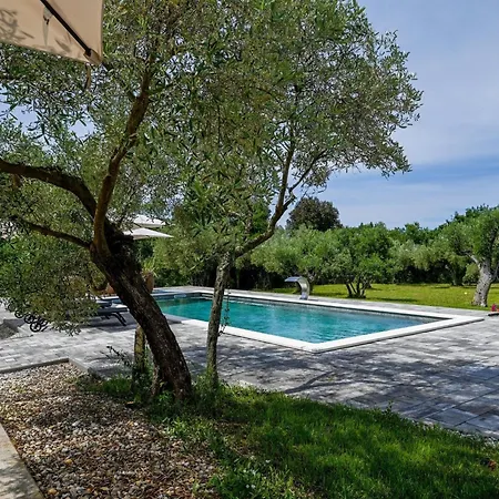 Radiant And Secluded With Pool Villa